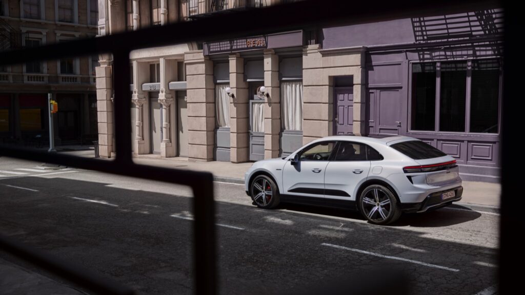 porsche_macan_turbo_2024-122x-jpg