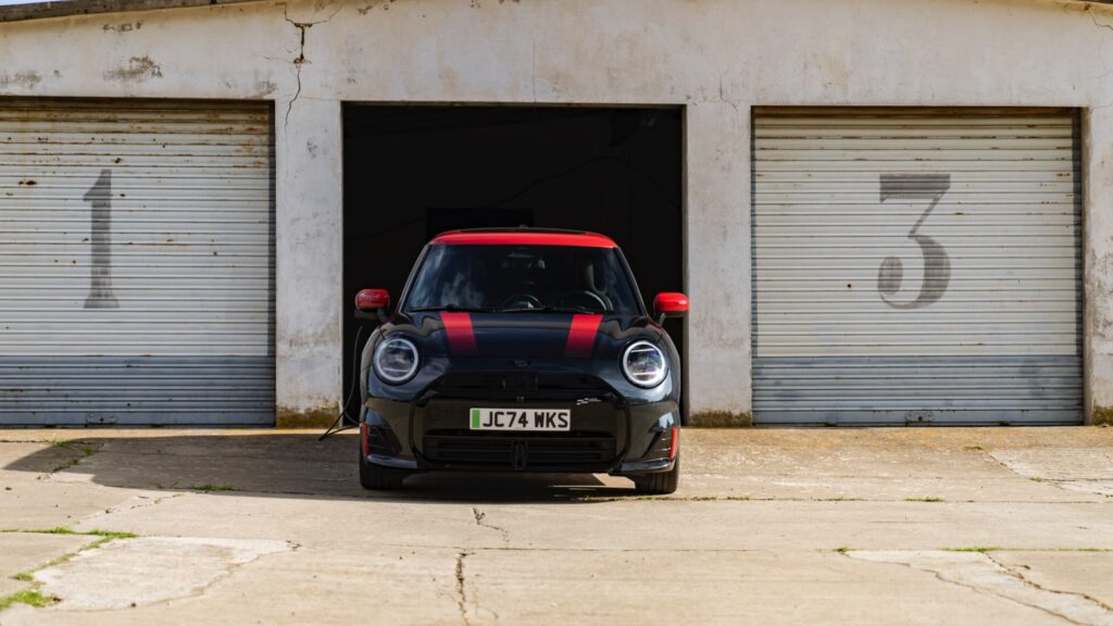 mini_cooper_electric_jcw_2024-142x-jpg