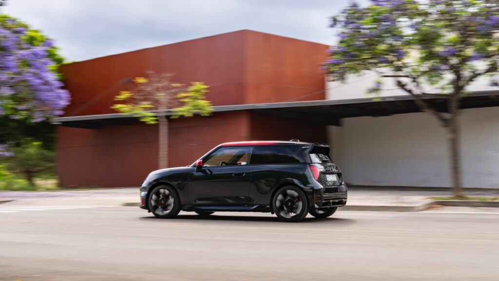 mini_cooper_electric_jcw_2024-202x-jpg